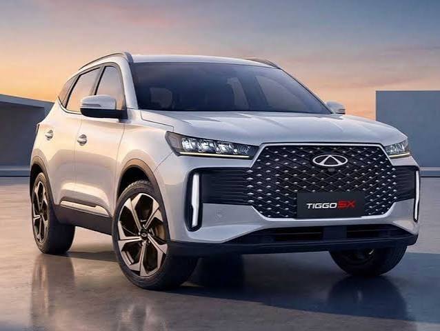 SUV prata com pintura brilhante